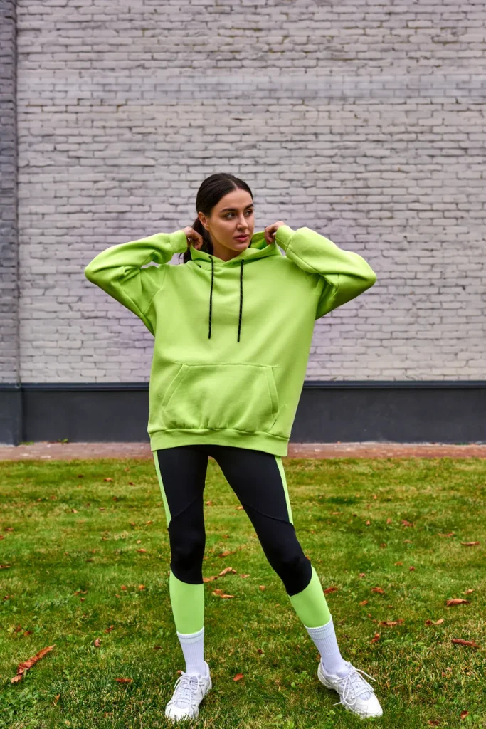 femme avec un hoodie et leggings