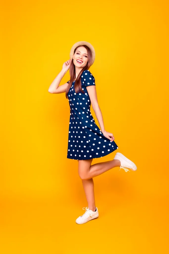 femme en robe avec sneakers