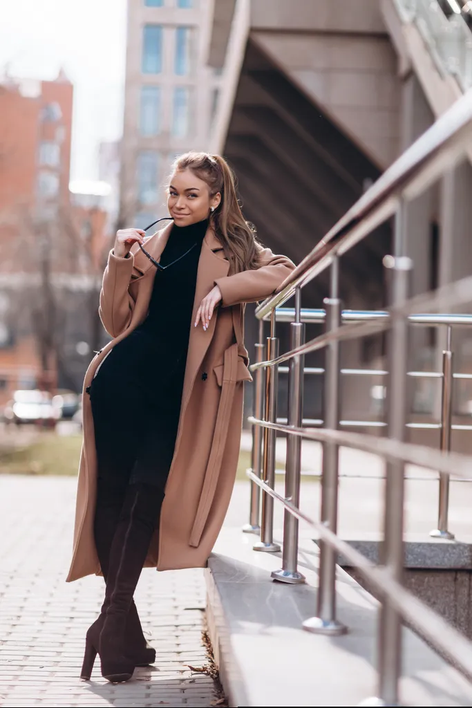 femme avec un manteau camel est une tenue noir