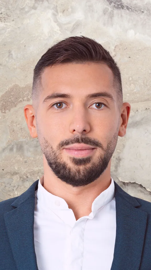 homme avec une barbe et une coupe couronne épaisse