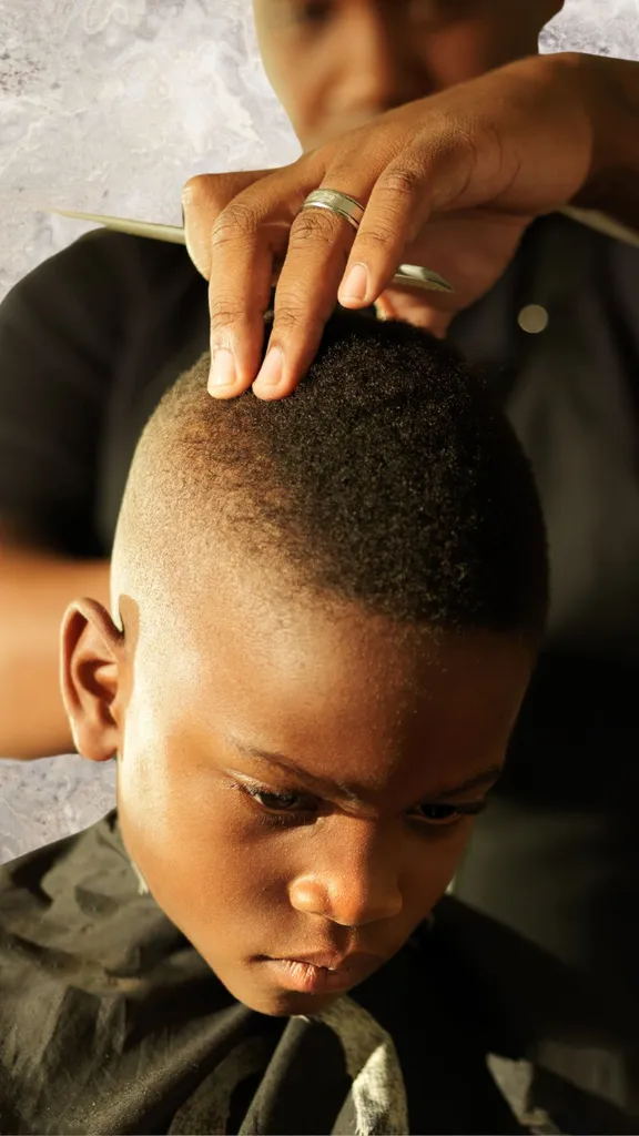 jeune enfant afro avec une coupe couronne