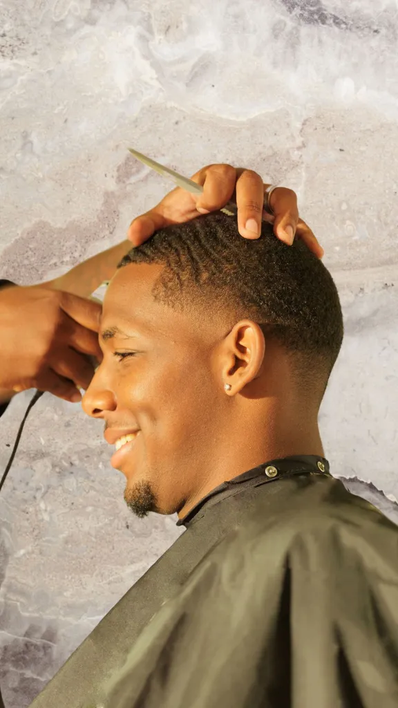 homme afro noir chez le coiffeur pour une coupe couronne