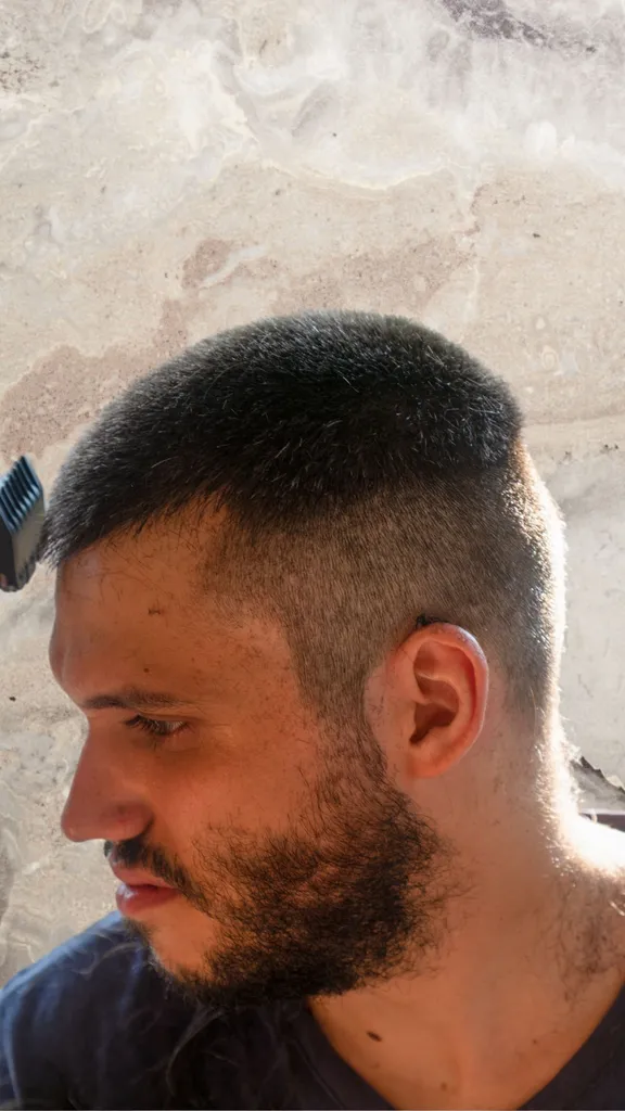 homme avec une coupe couronne et une barbe