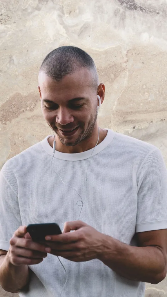 homme avec une coupe couronne qui est très courte