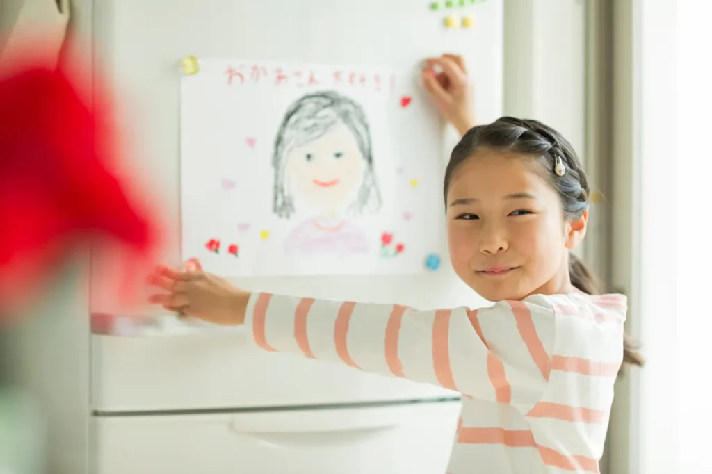 Un enfant offre un dessin pour la fête des mères