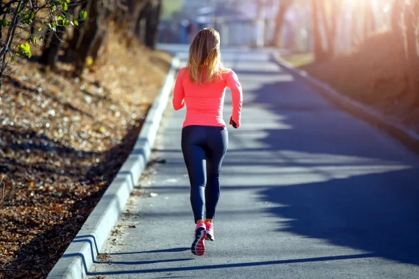 femme qui se motive pour aller courir