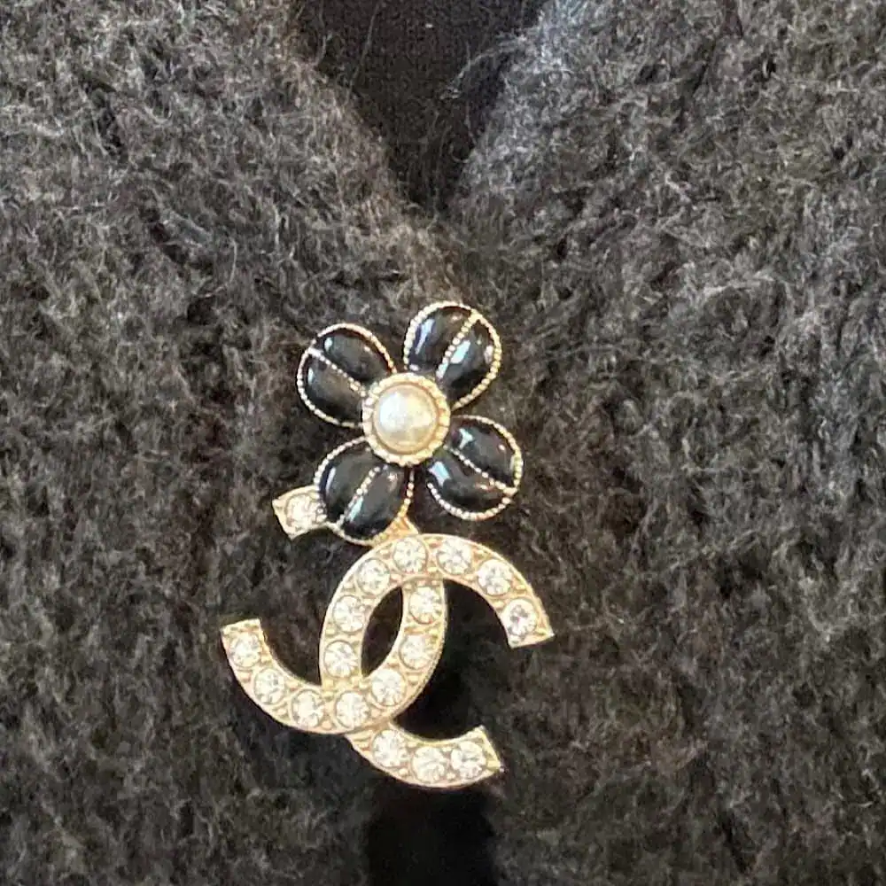 Chanel Turnlock crystal brooch collector 2022 - Katheley's