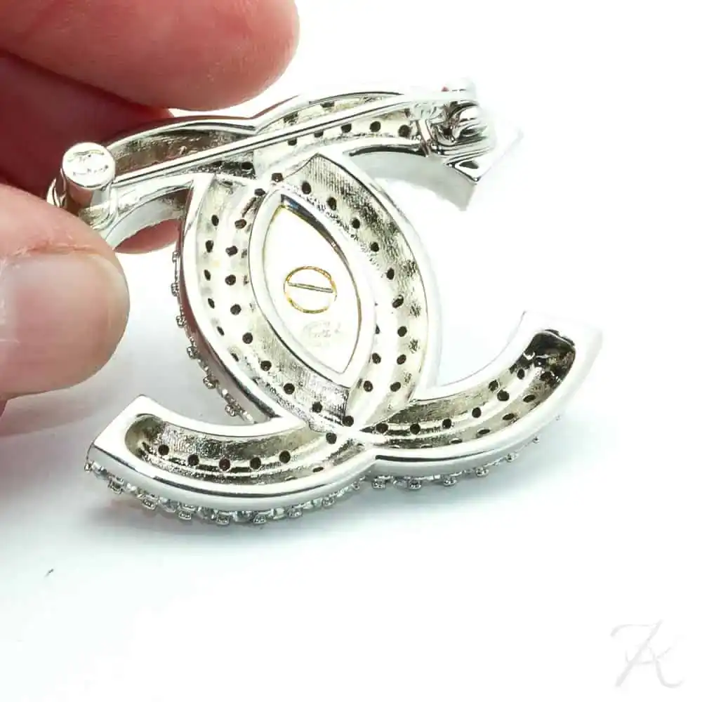 Chanel Turnlock crystal brooch collector 2022 - Katheley's
