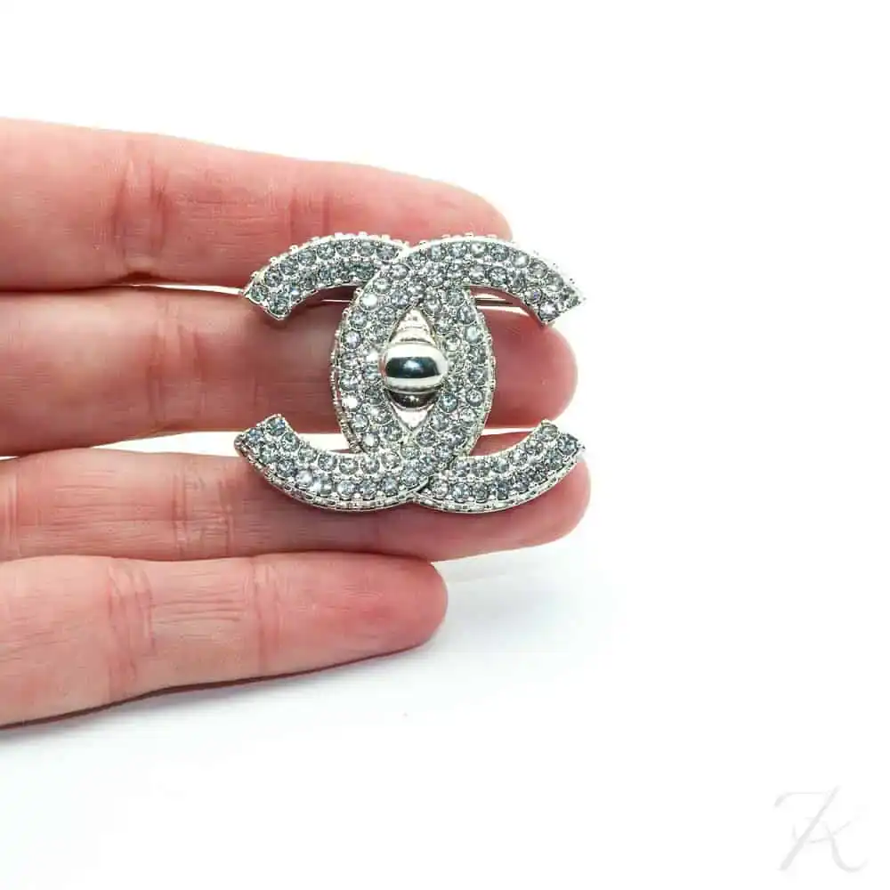 CHANEL CCロゴ ブローチ クリスタル Chanel Turnlock crystal brooch collector 2022 - Katheley's
