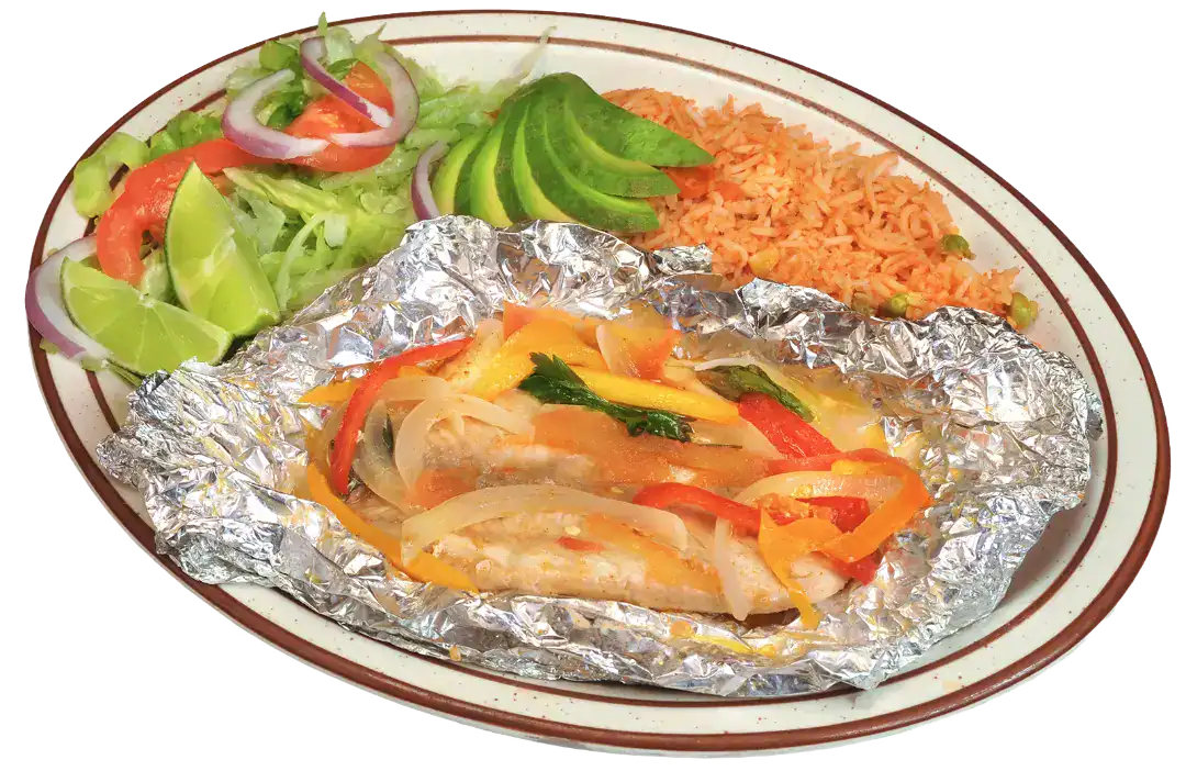 Filete Empapelado served with fresh salad and rice on a decorative plate.