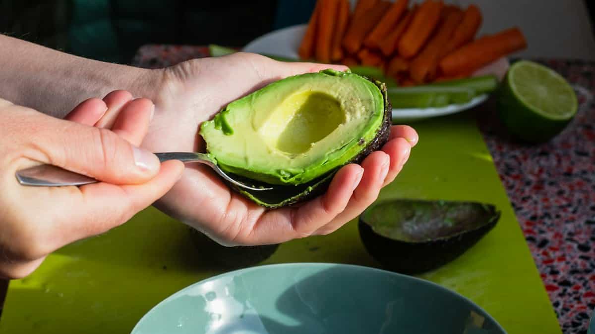 Avocado segar dalam mangkuk, makanan penting dalam diet keto