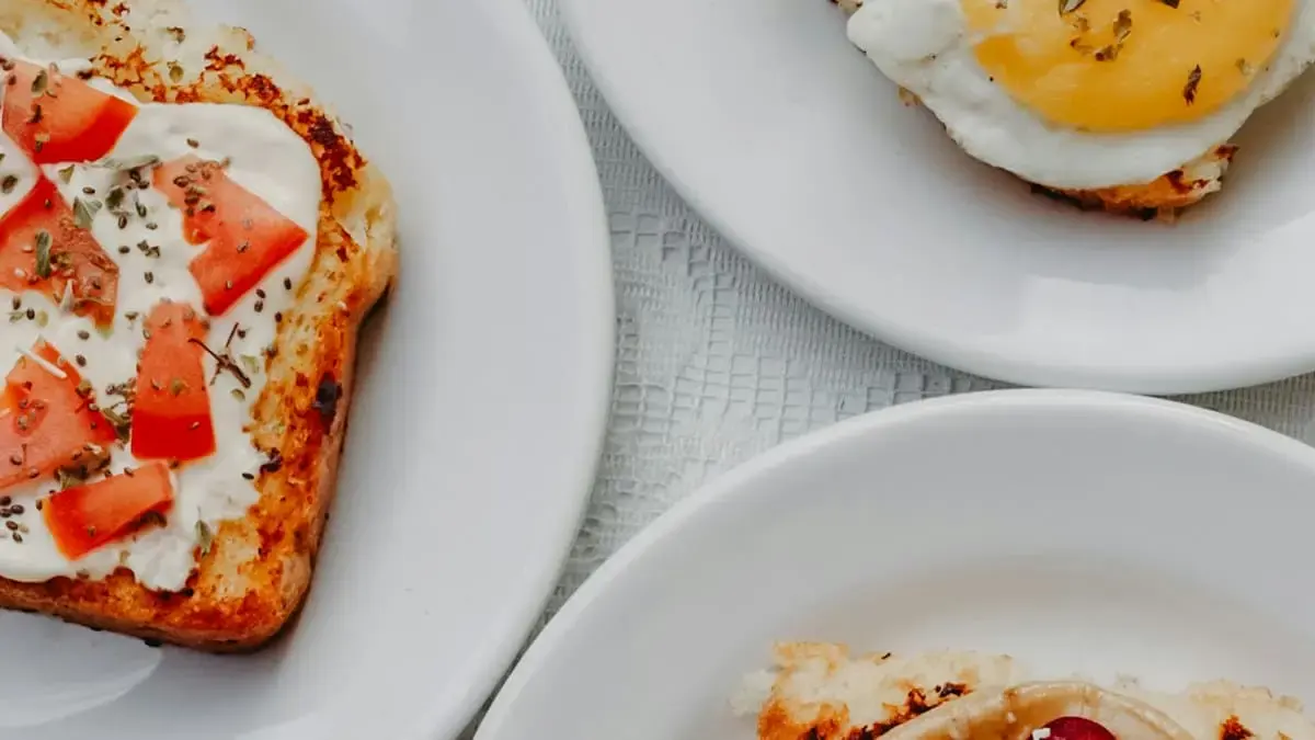 Pinggan telur, tomato dan sayur hijau sebagai contoh kaedah pinggan low carb