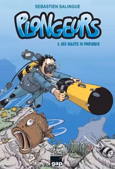 Un plongeur intrépide explore les profondeurs marines avec un scooter sous-marin, face à une faune océanique surprenante.