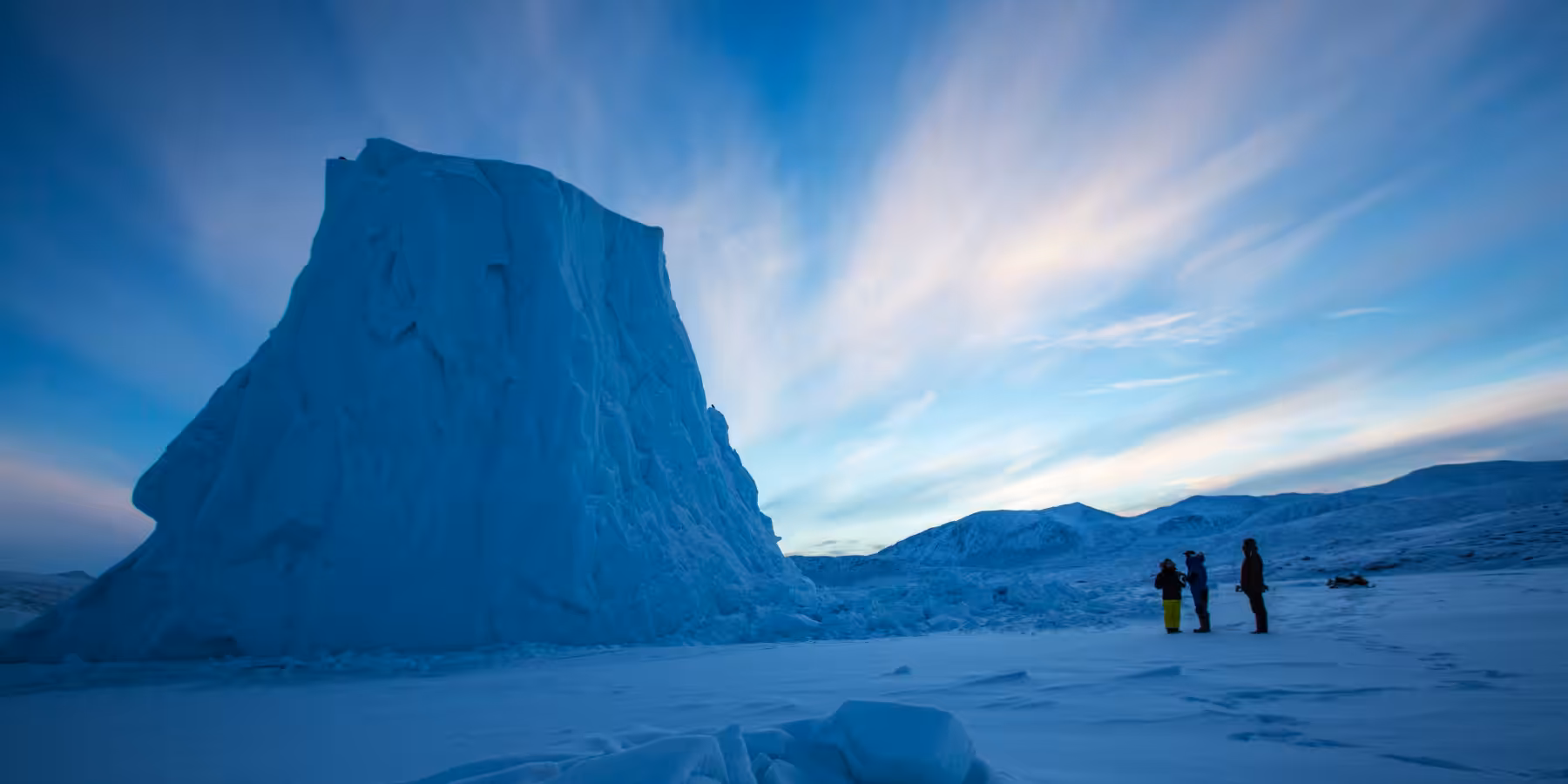 Exploration des paysages glacés et sous-marins, révélant la beauté naturelle des pôles.