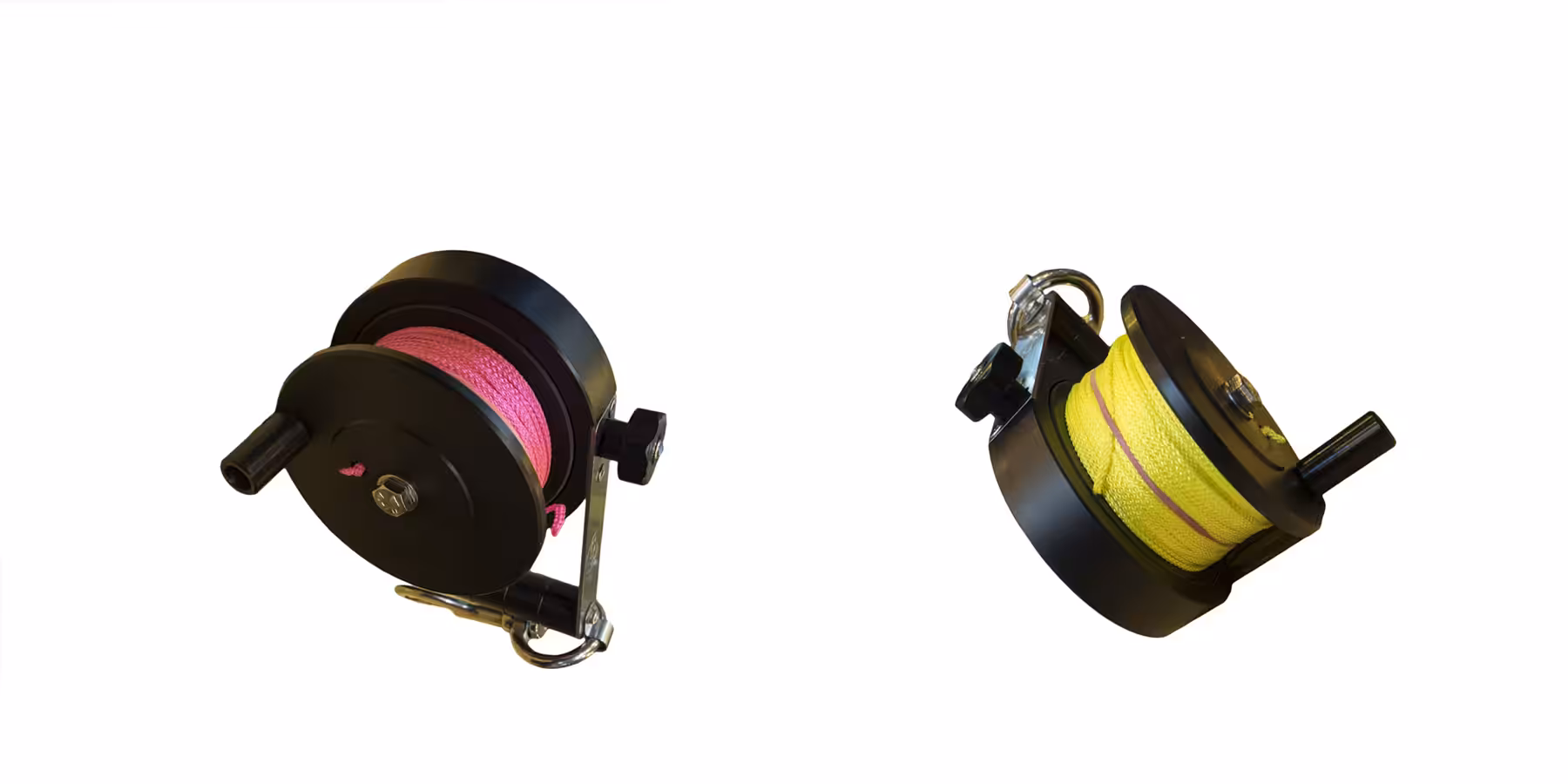 Ensemble de bobines pour équipement de plongée sous-marine, couleurs vives pour visibilité.