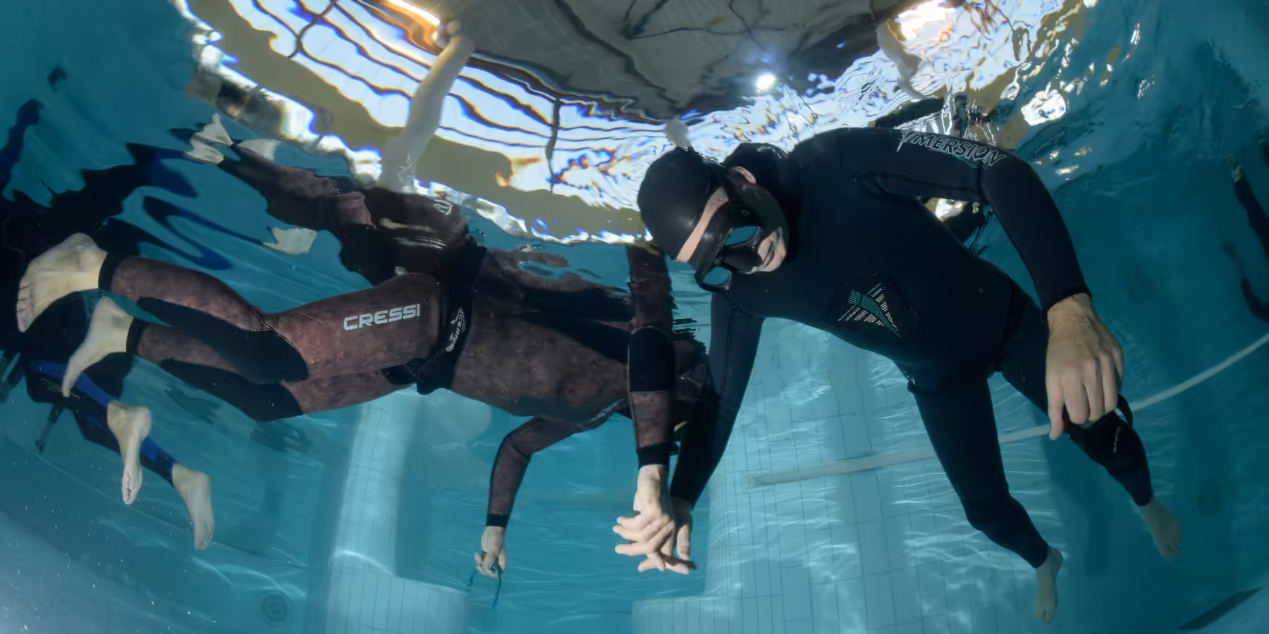 Plongée sous-marine en apnée, exploration aquatique dans un environnement sécurisé.