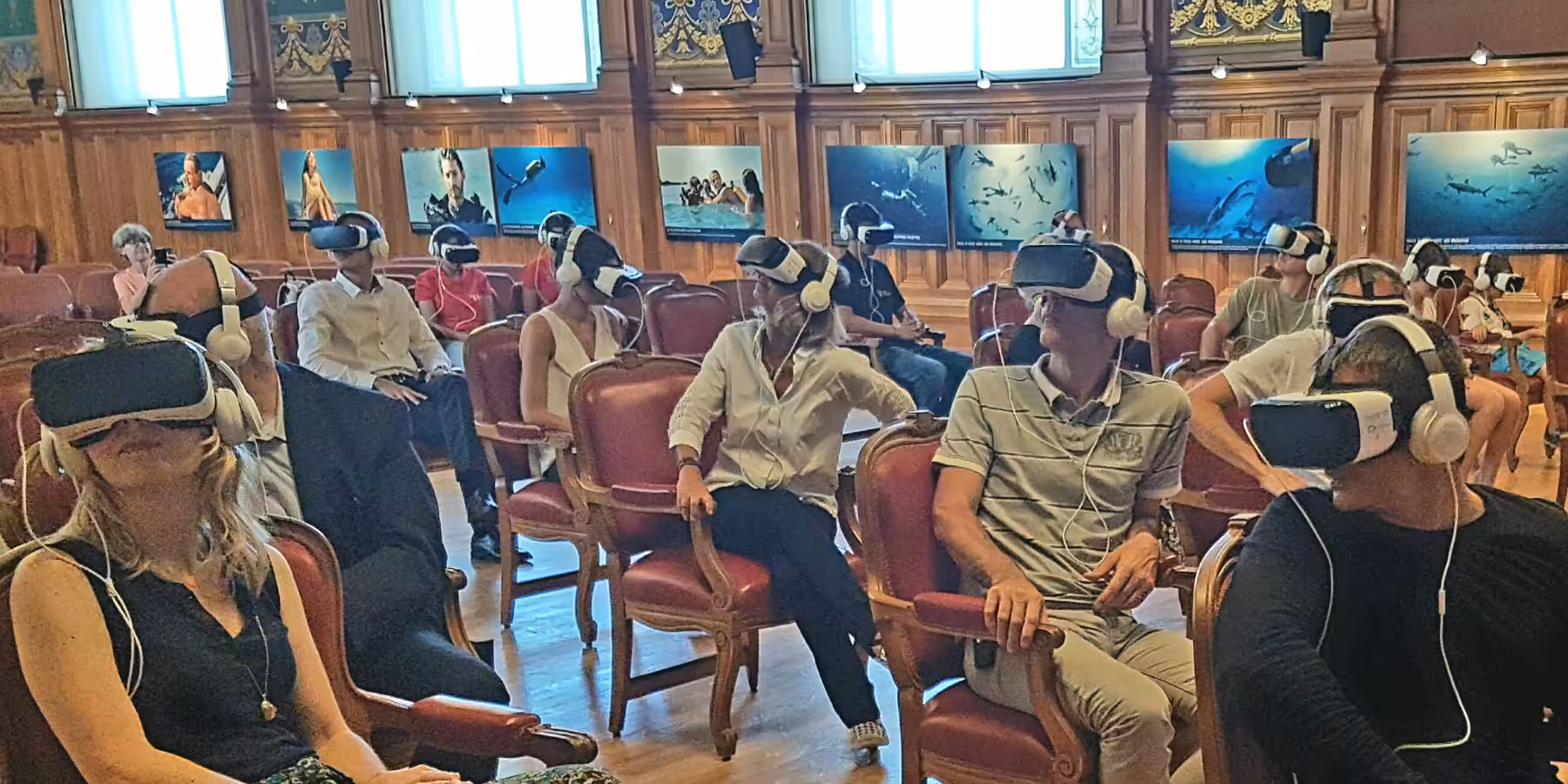 Participants découvrent le monde sous-marin en réalité virtuelle lors d'une expérience immersive.