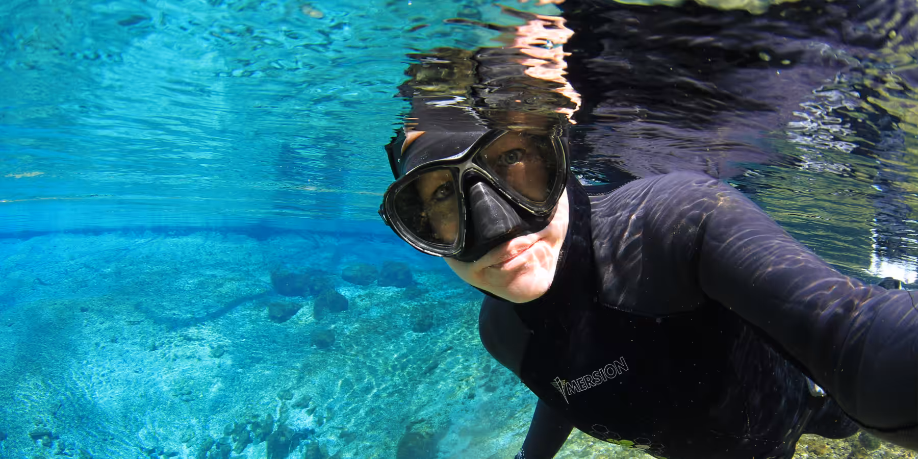 Plongée sous-marine avec masque, explorant les merveilles aquatiques d'un monde sous-marin.
