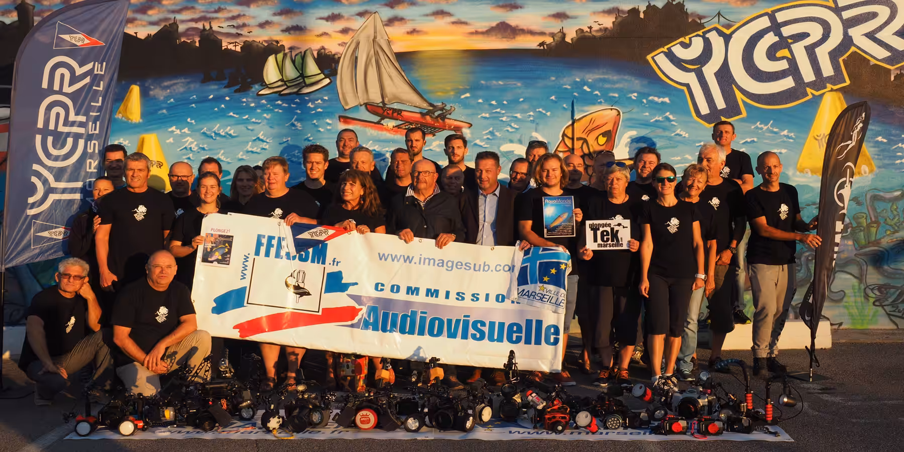 Équipe passionnée de plongée sous-marine réunie pour promouvoir l'audiovisuel marin à Marseille.