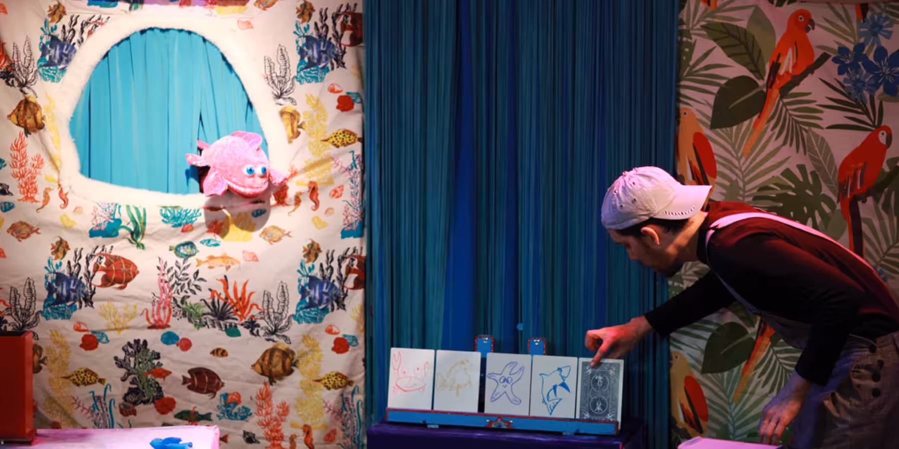 Spectacle sous-marin avec marionnettes et illustrations maritimes captivantes pour les enfants.