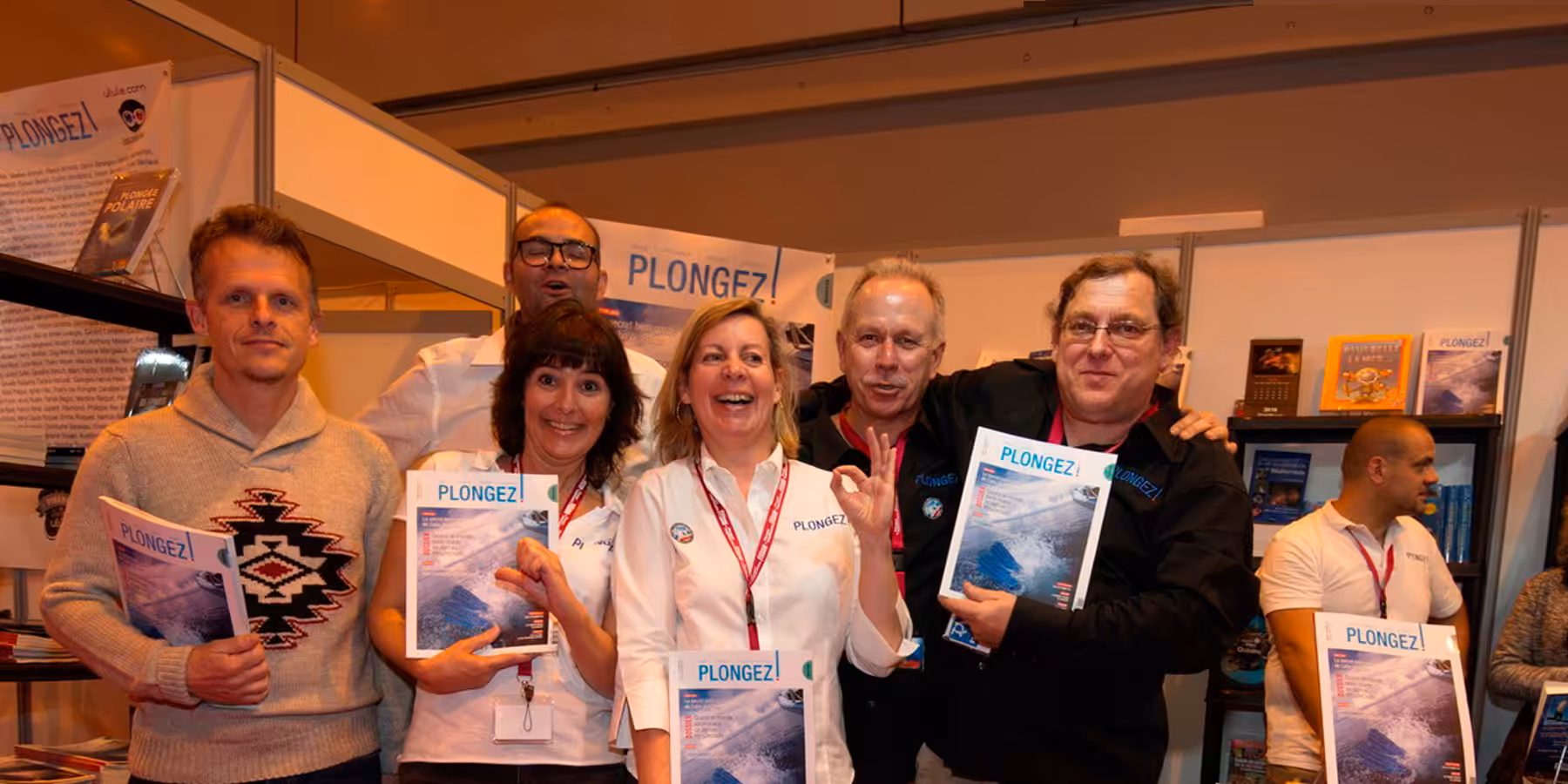 Équipe passionnée du monde sous-marin présentant des publications sur la plongée et l'exploration.