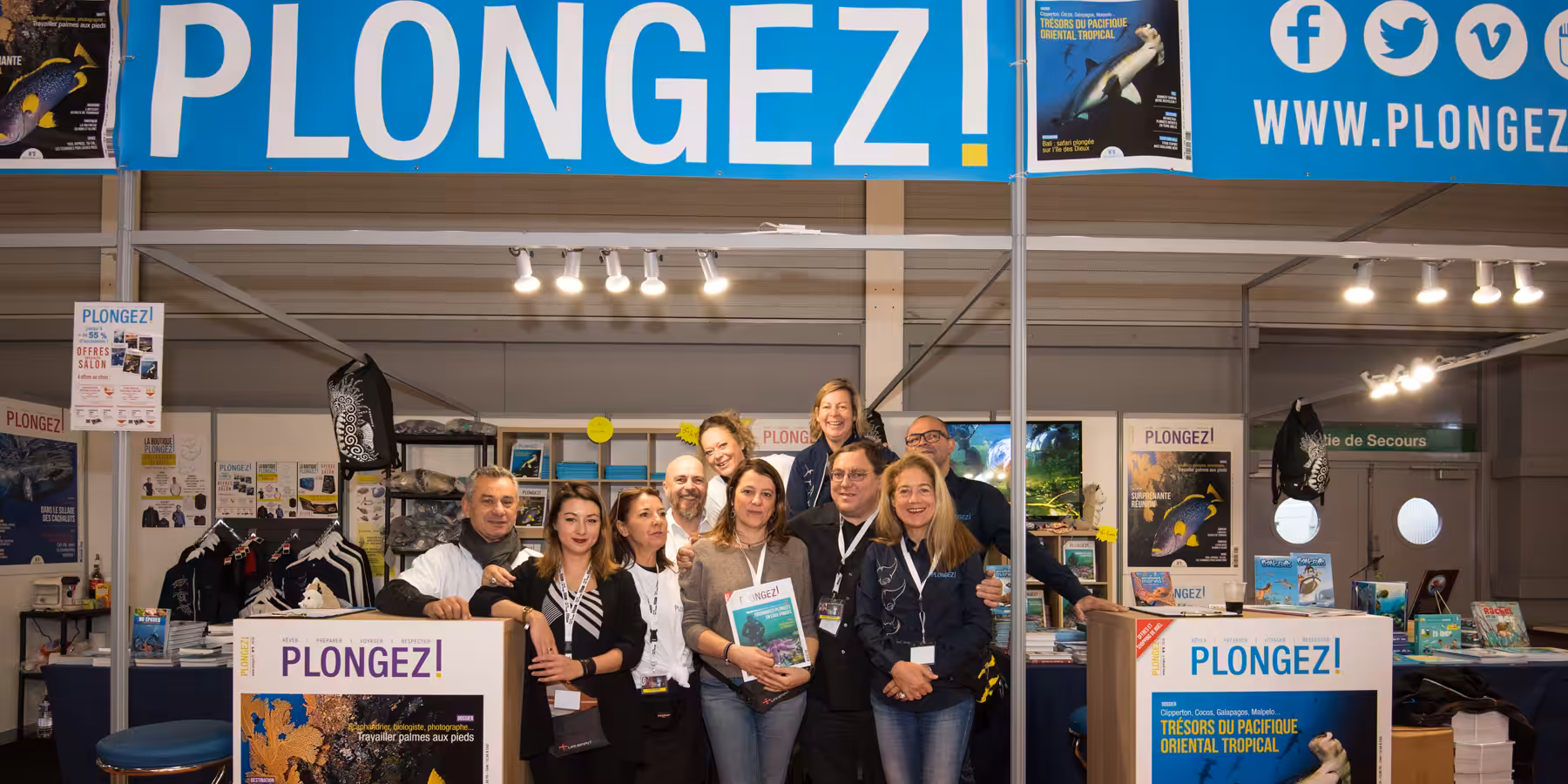 Équipe passionnée du monde sous-marin, présente au salon Plongez pour partager leurs expériences.