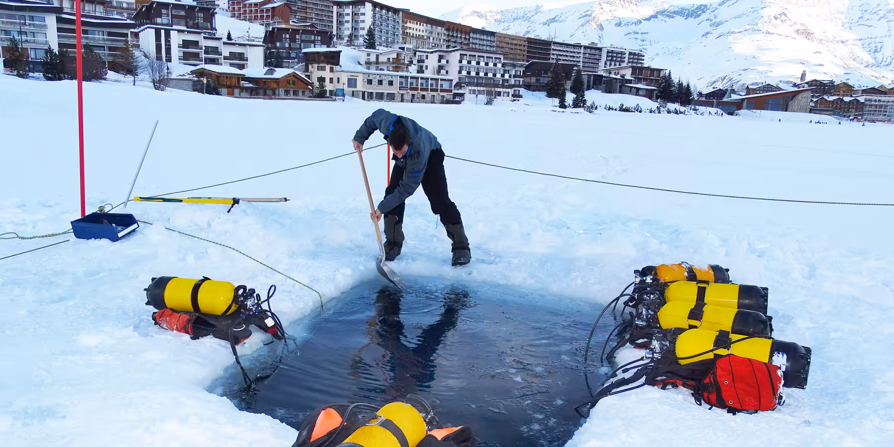 Plongée sous-glace pour explorer la vie marine dans des eaux gelées.