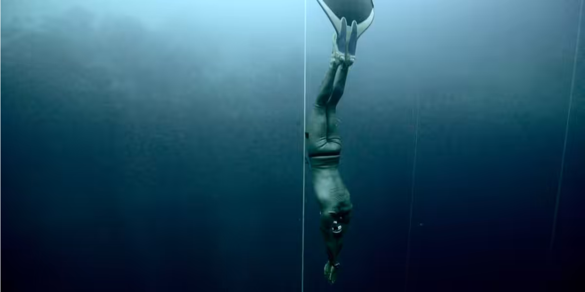 Plongée en apnée dans un environnement marin profond, explorant les merveilles sous-marines.