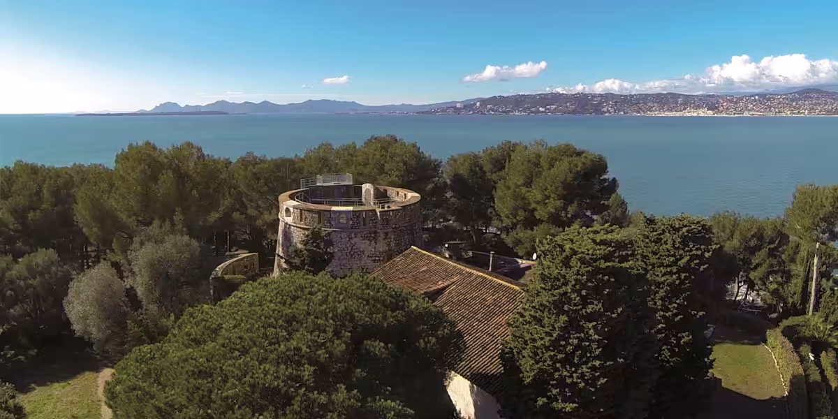Vue panoramique sur le littoral méditerranéen et la nature environnante.