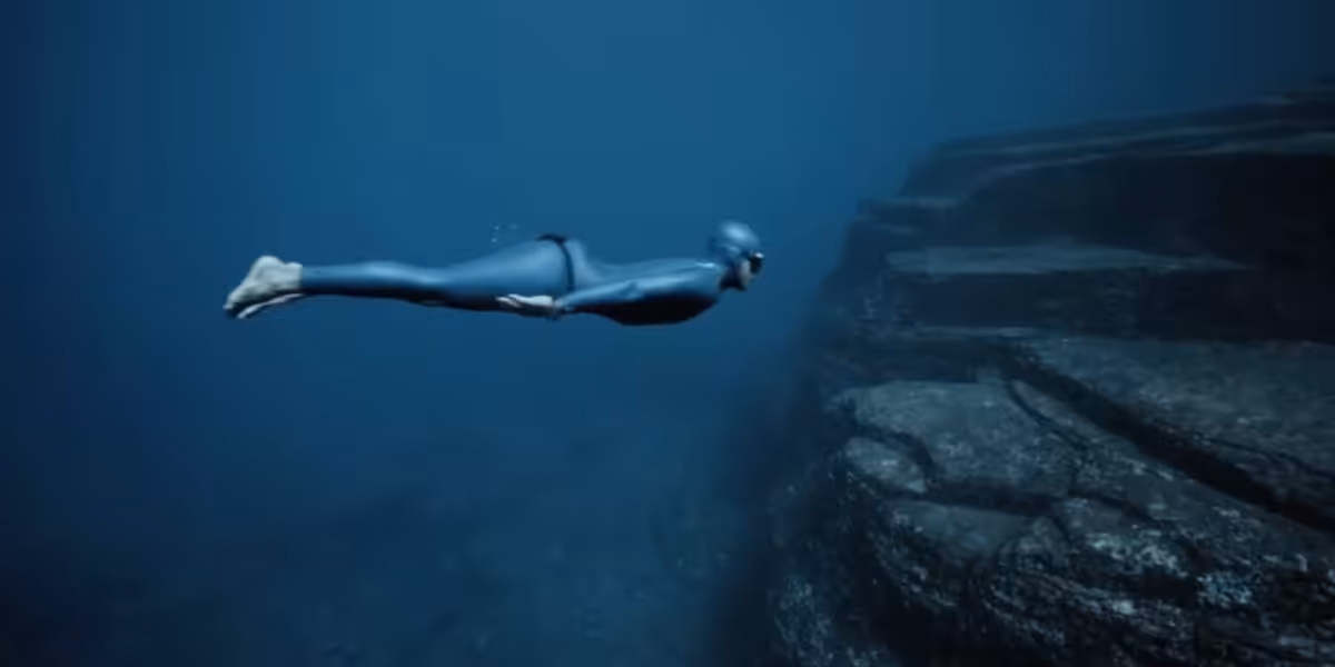 Plongée sous-marine explorant les fonds marins et les formations rocheuses sous l'eau.