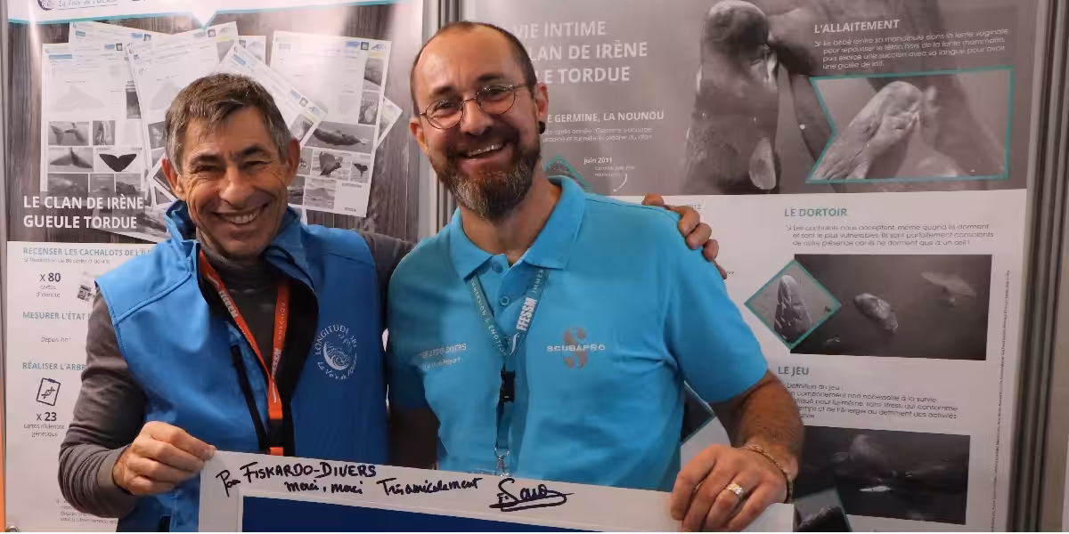 Deux passionnés de la vie marine se rencontrent lors d'un événement sous-marin.