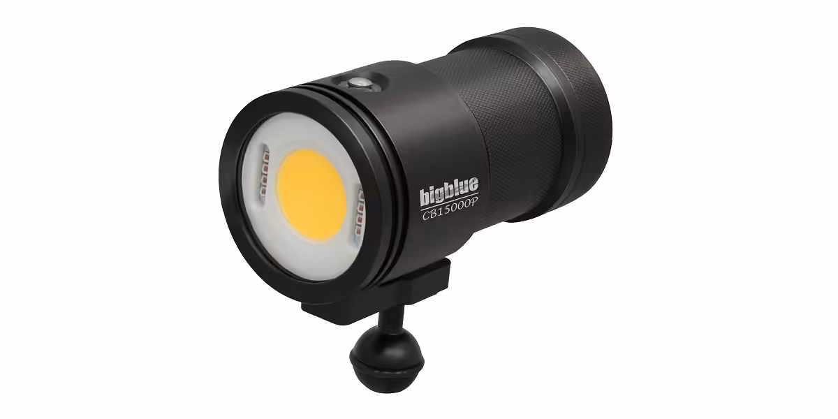 Projecteur sous-marin Bigblue, idéal pour explorer les fonds marins en toute clarté.