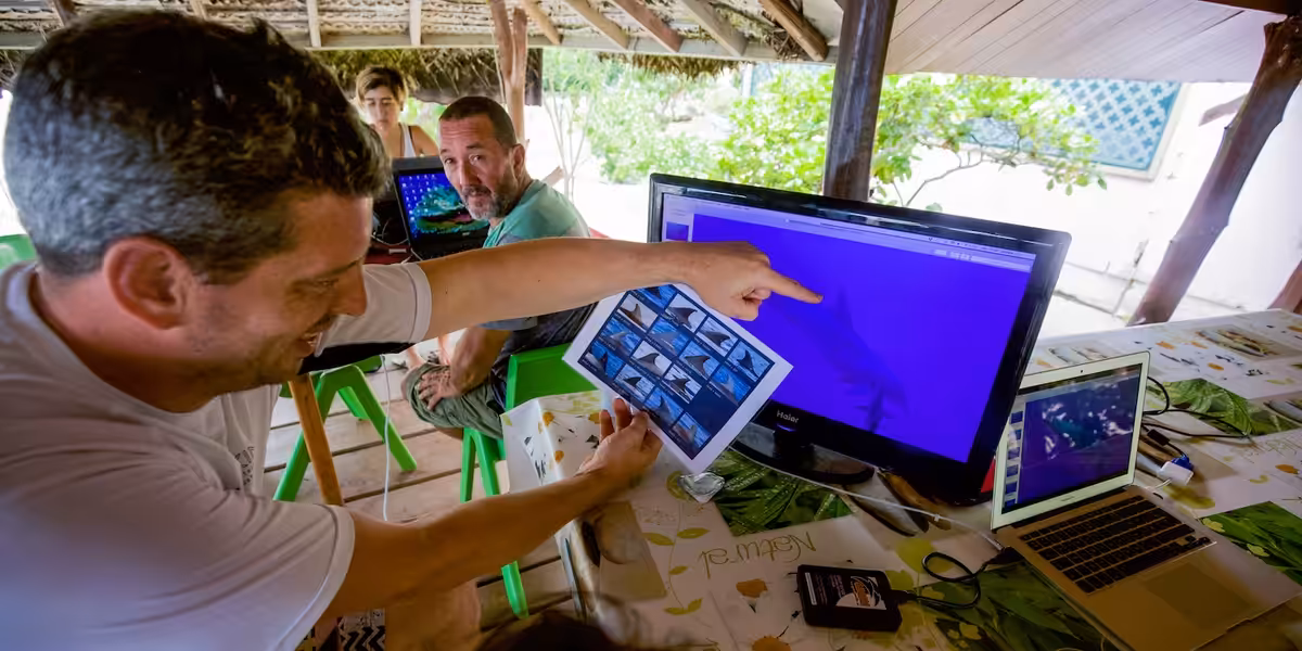 Discussion sur la vie marine et les technologies de recherche sous-marine.