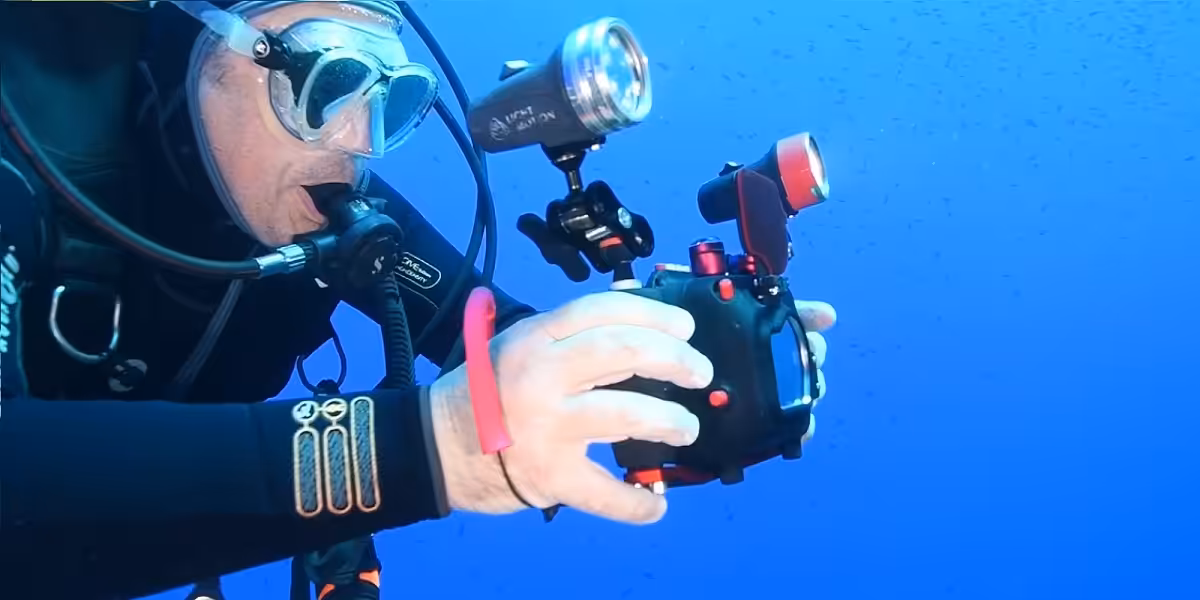Plongée sous-marine avec un photographe capturant la beauté des fonds marins.