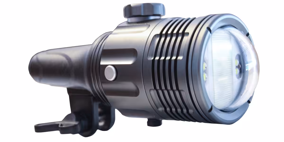 Lampe sous-marine puissante, idéale pour l'exploration des fonds marins et la photographie.