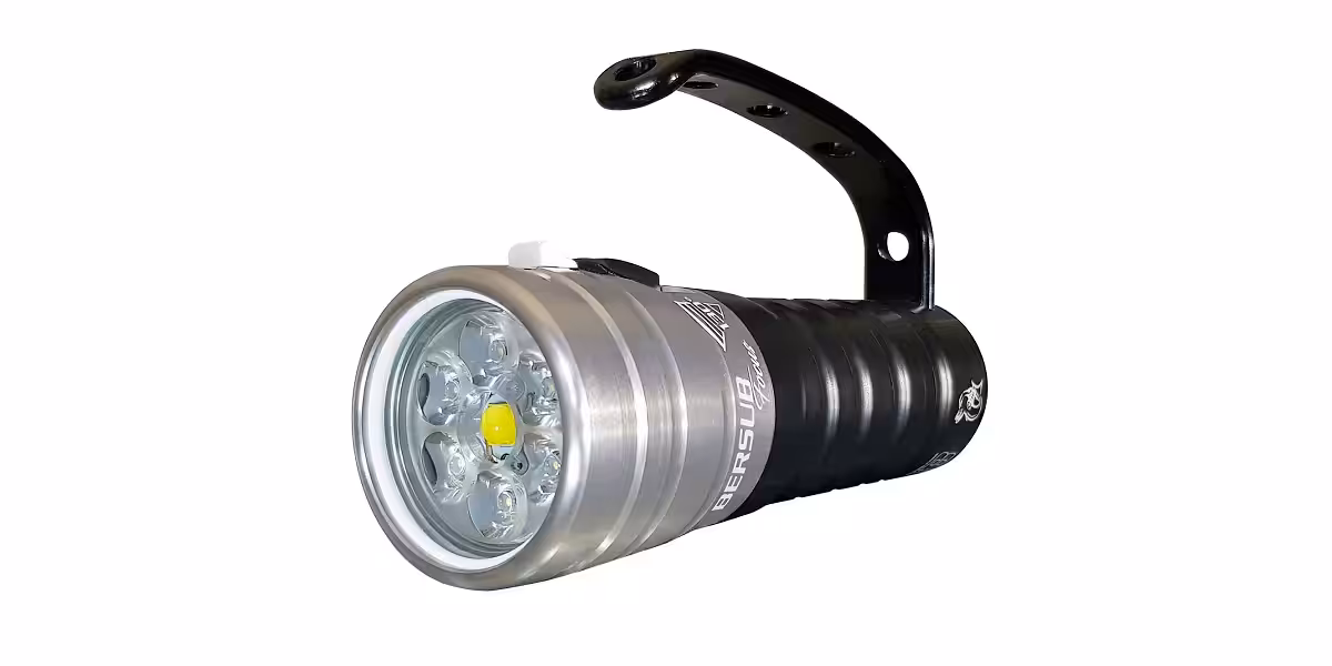 Lampe de plongée puissante, idéale pour explorer les profondeurs marines en toute sécurité.