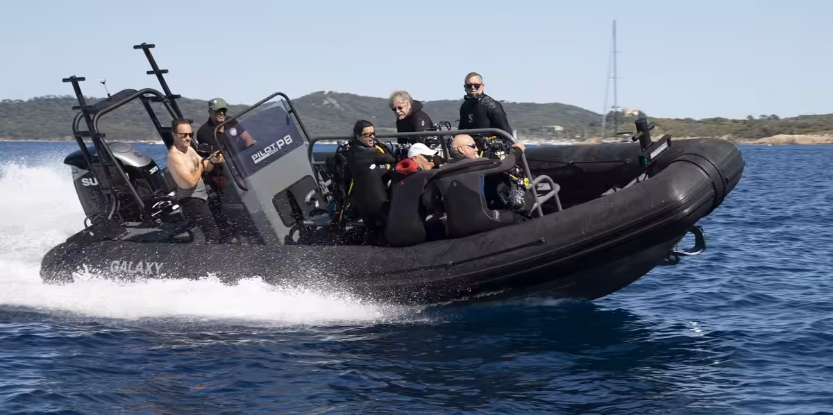 Bateau rapide pour explorations sous-marines avec plongeurs et équipement de plongée.