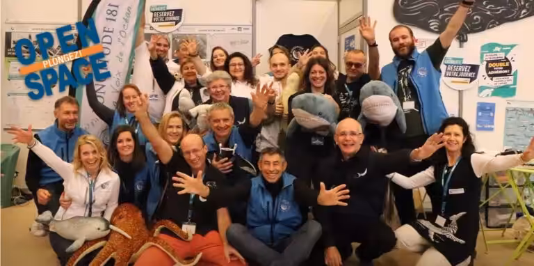 Équipe passionnée de plongée sous-marine, promouvant la découverte et la protection des océans.