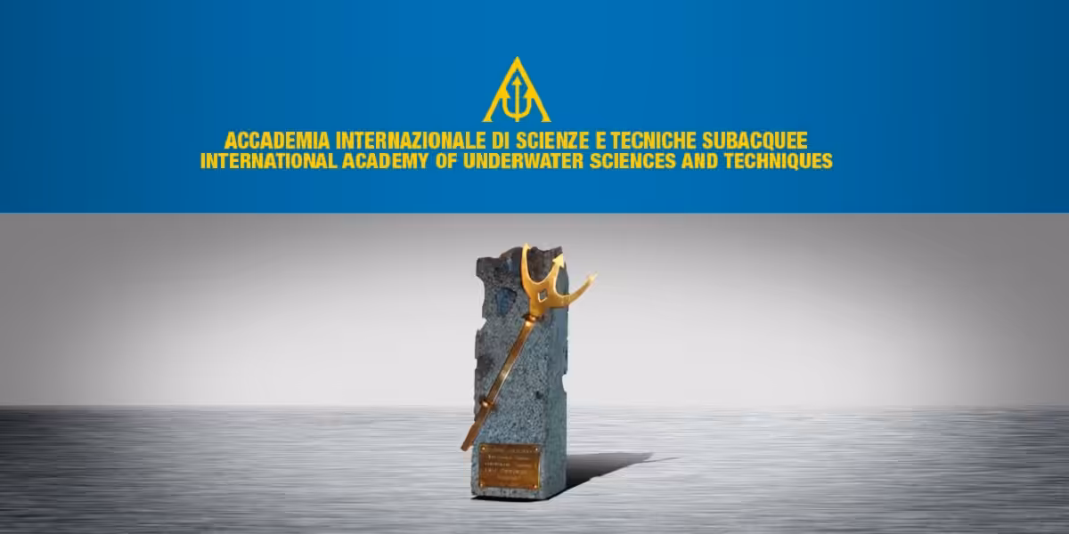 Trophée de l'Académie internationale des sciences sous-marines, symbole d'excellence en exploration marine.