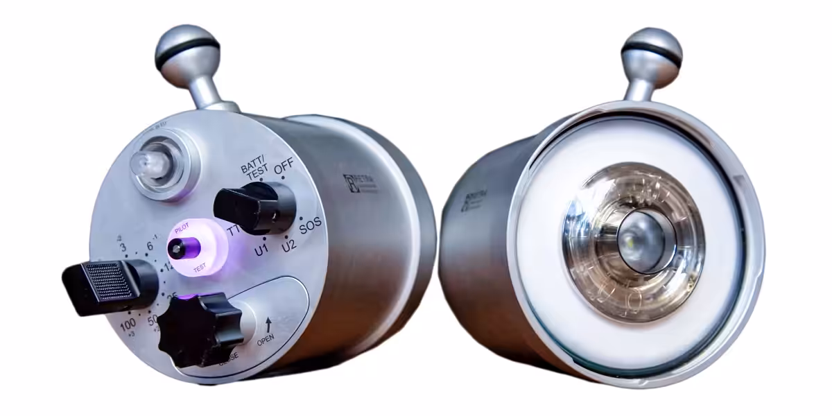 Équipement de plongée sous-marine avec système d'éclairage et de contrôle avancé.