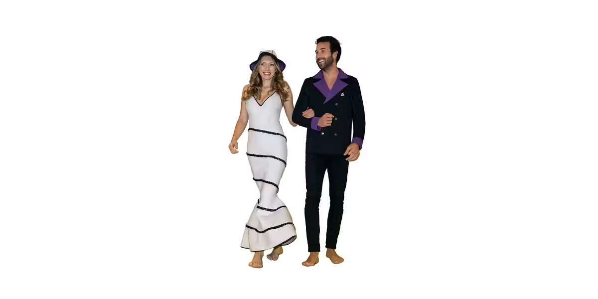 Couple élégant en tenues inspirées du monde sous-marin, prêt pour une soirée estivale.