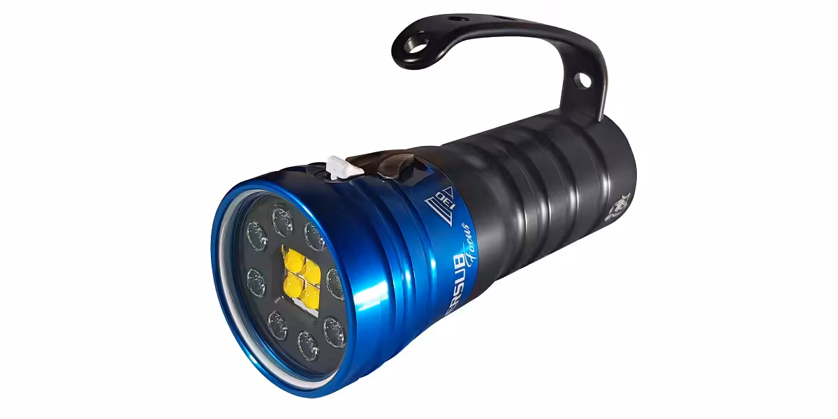 Lampe sous-marine LED, idéale pour explorer les profondeurs marines en toute sécurité.