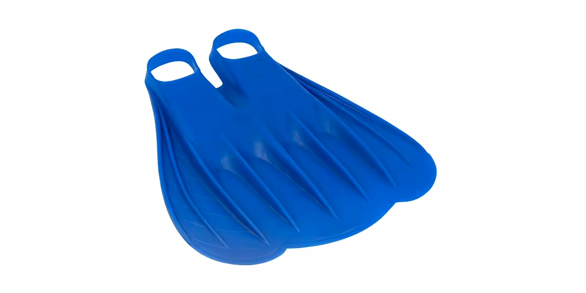 Palmes de plongée bleues pour explorer le monde sous-marin avec aisance et confort.