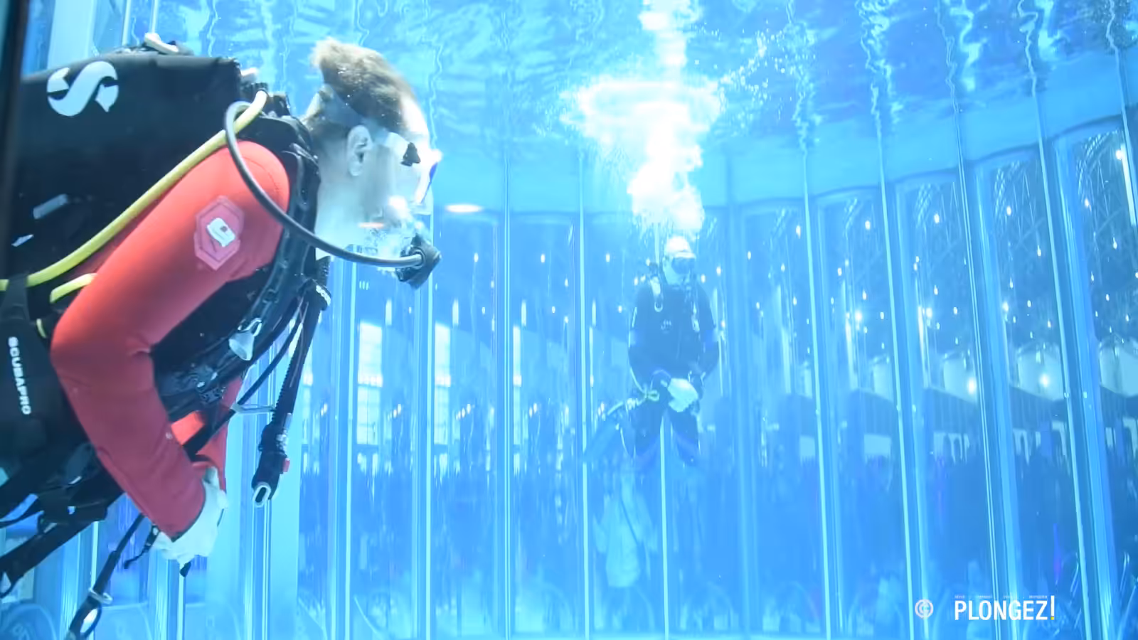 Plongée sous-marine avec des scaphandriers dans un environnement aquatique captivant.