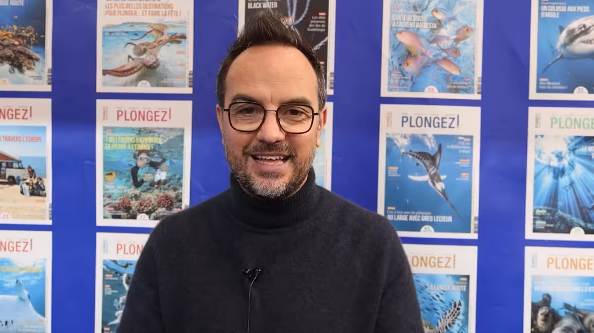 Expert en plongée présente des destinations sous-marines fascinantes et des conseils pratiques.