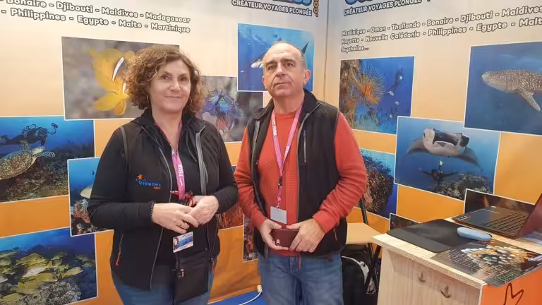 Professionnels du voyage plongée présentent des destinations sous-marines variées et fascinantes.