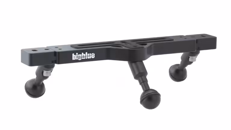 Support de caméra sous-marine Bigblue, robuste et idéal pour la photographie aquatique.