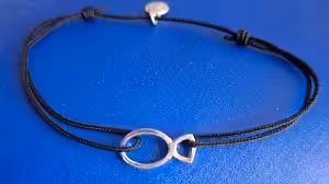 Un bracelet marin élégant, symbole de l'océan, parfait pour les passionnés de plongée et d'aventure sous-marine.