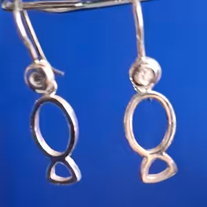 Boucles d'oreilles en forme de poisson, idéales pour les passionnés de plongée souhaitant afficher leur amour pour l'océan.