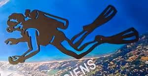 Un plongeur explore les profondeurs marines, symbolisant l'aventure sous-marine sur fond de littoral pittoresque. #Plongée